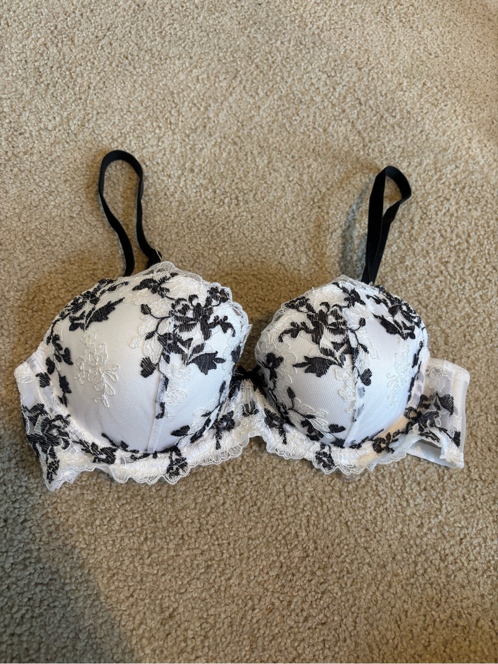 Victoria’s Secret 32C Lightly Lined Dream Angels Bra - White and Black Floral